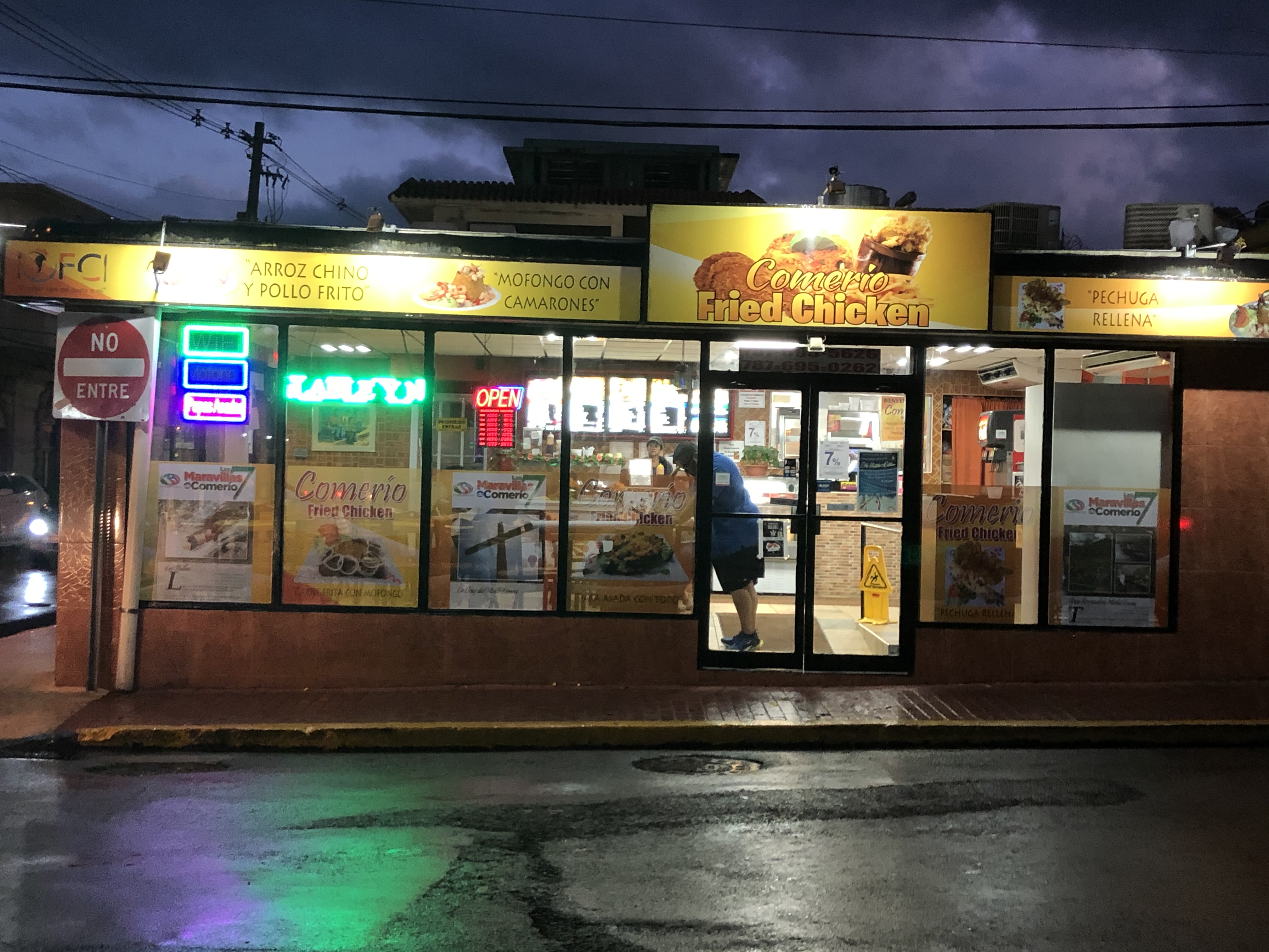 Comerío Fried Chicken — local de noche