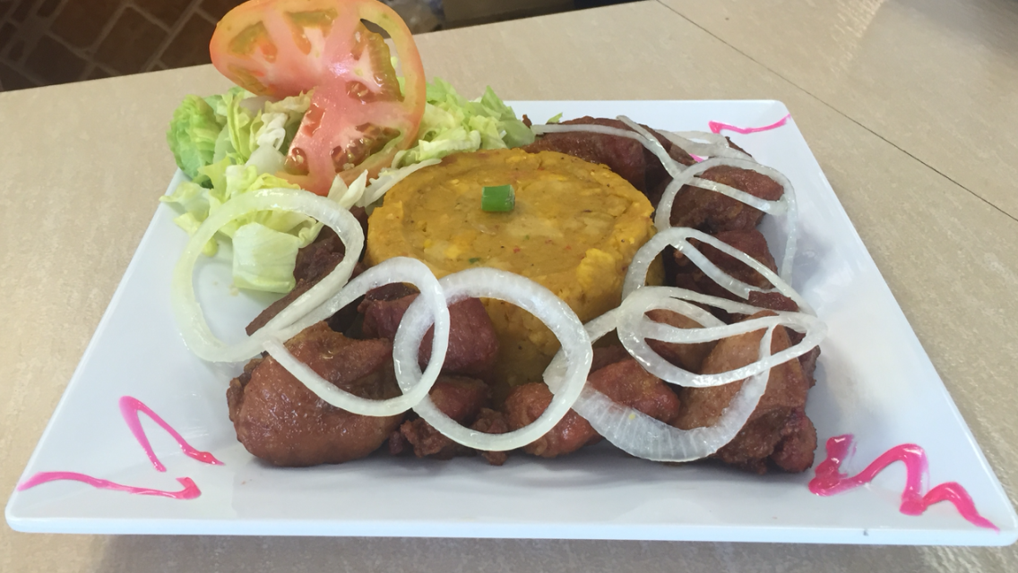 Carne frita con mofongo y ensalada