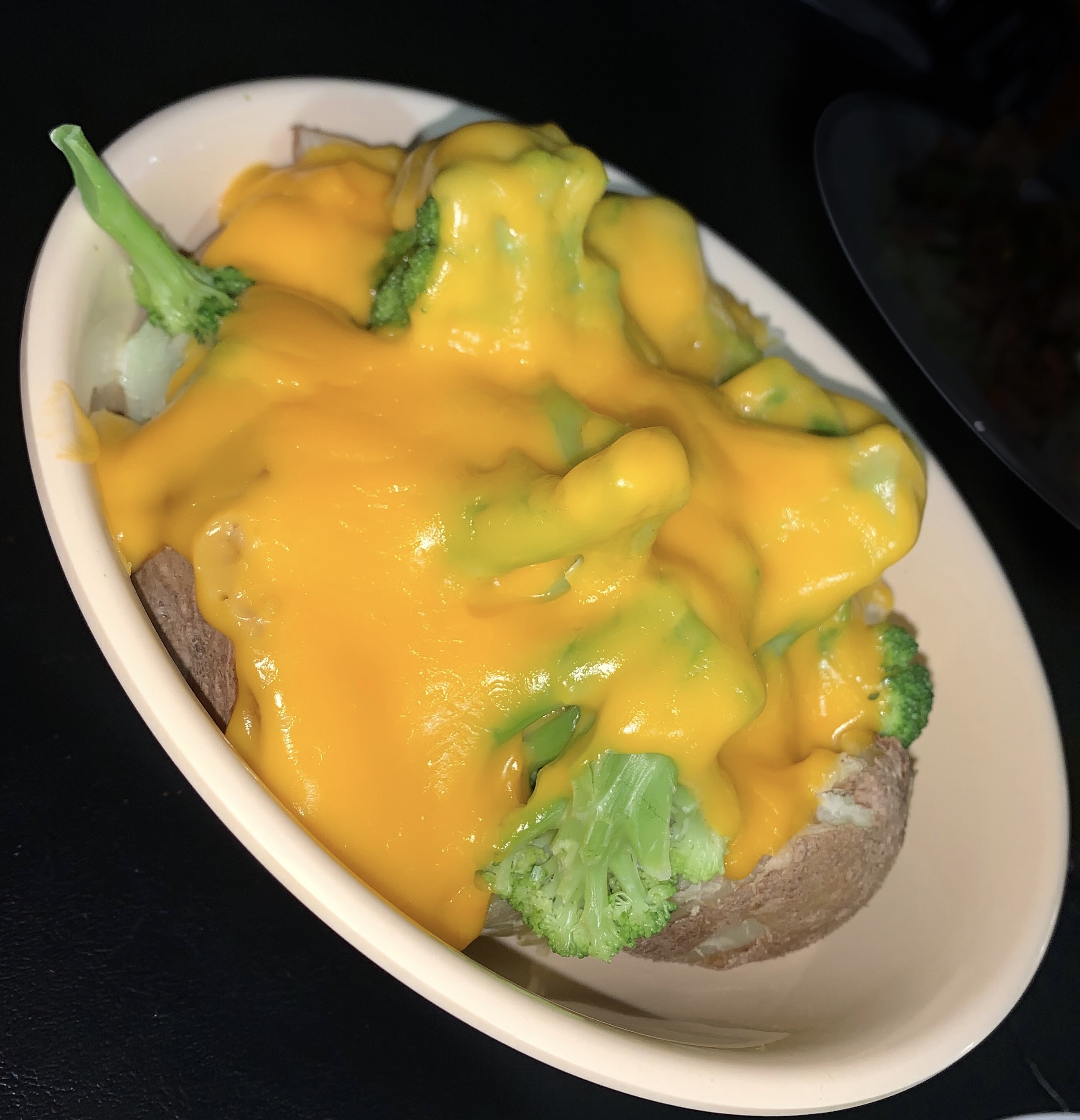 Papa asada con brócoli y queso cheddar